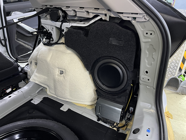 Короб стелс 10" для Geely Atlas 2023+ в правое крыло