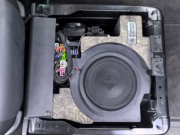 Корпус сабвуфера 10" для Volkswagen Transporter, Multivan, Caravelle, California Т6 и Т6.1 под сидение