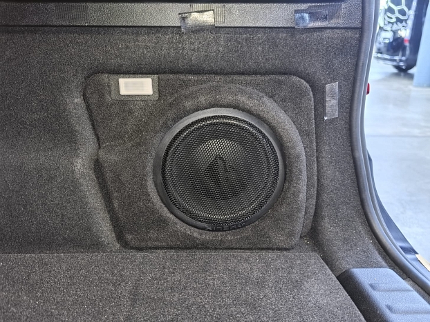 Короб стелс 8" для BMW X1 III (U11) правый