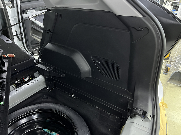 Короб стелс 10" для Geely Atlas 2023+ в правое крыло