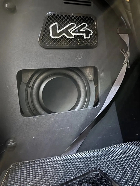 Сабвуфер стелс 10" для Kia Carnival полный комплект "под ключ"