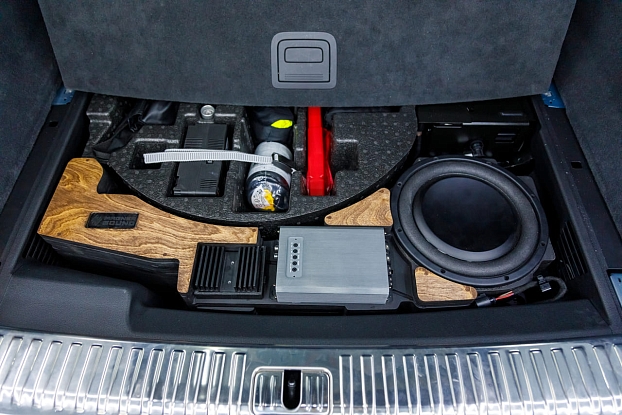 Корпус сабвуфера 10" для Audi Q8 в нишу багажника