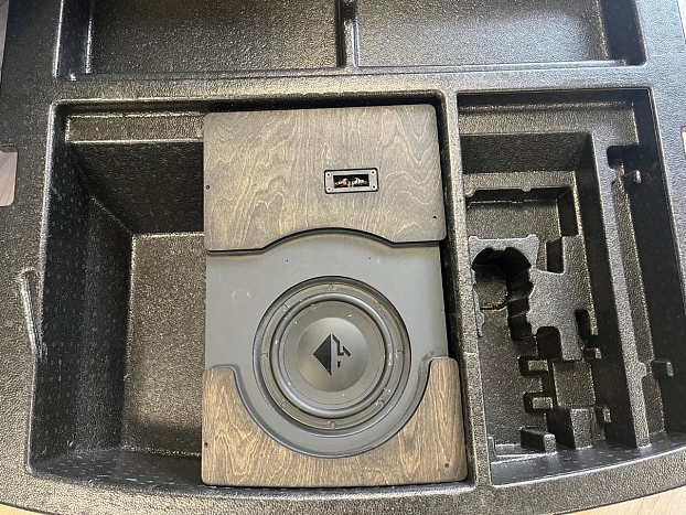 Короб стелс 10"’ для Skywell ET5 в нишу багажника