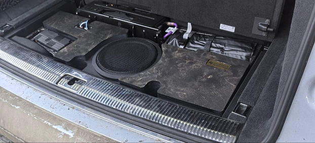 Короб стелс 10" для Audi Q7 в нишу багажника