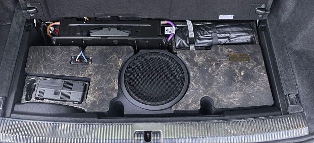 Короб стелс 10" для Audi Q7 в нишу багажника