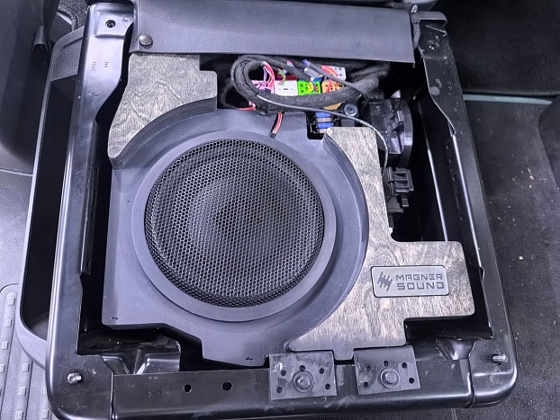 Корпус сабвуфера 10" для Volkswagen Transporter, Multivan, Caravelle, California Т6 и Т6.1 под сидение