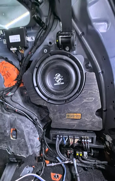 Короб стелс 10" для Hongqi HS7 в правое крыло