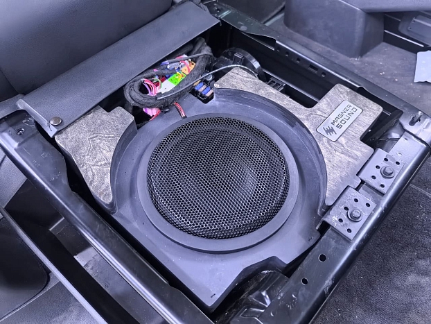 Корпус сабвуфера 10" для Volkswagen Transporter, Multivan, Caravelle, California Т6 и Т6.1 под сидение