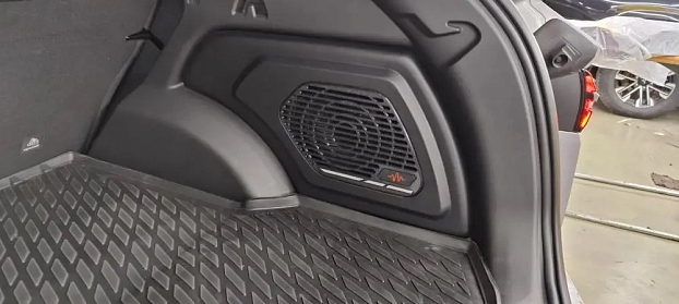Короб стелс 10" для Geely Monjaro V3 с фальшпанелью