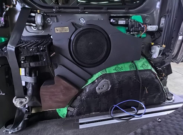 Короб стелс 10" для Volkswagen T7 Multivan в левое крыло