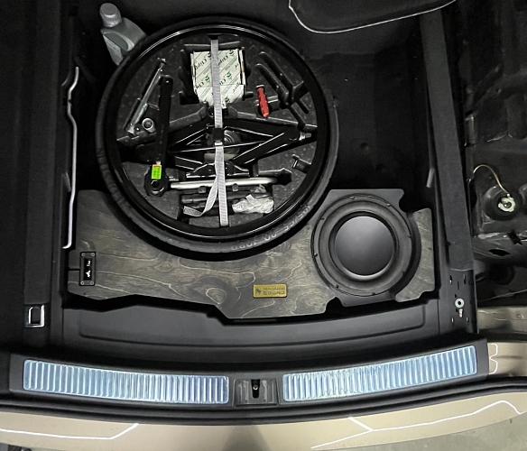 Короб стелс 10" для Volkswagen Touareg III  в нишу багажника