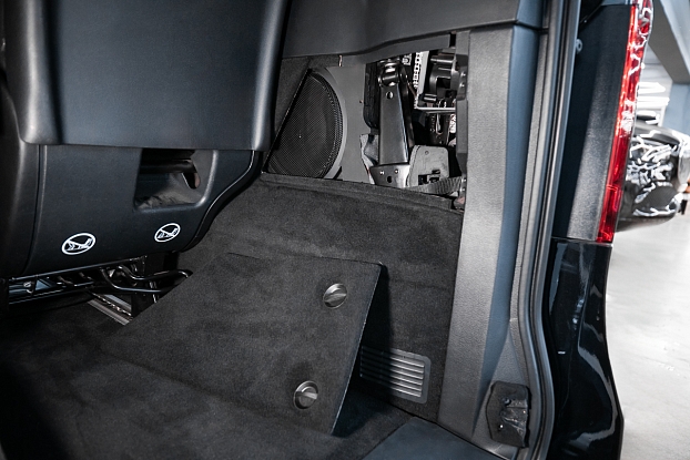 Корпус сабвуфера стелс Mercedes Benz V-Класс / Vito W447 в правое крыло с сохранением штатного домкрата